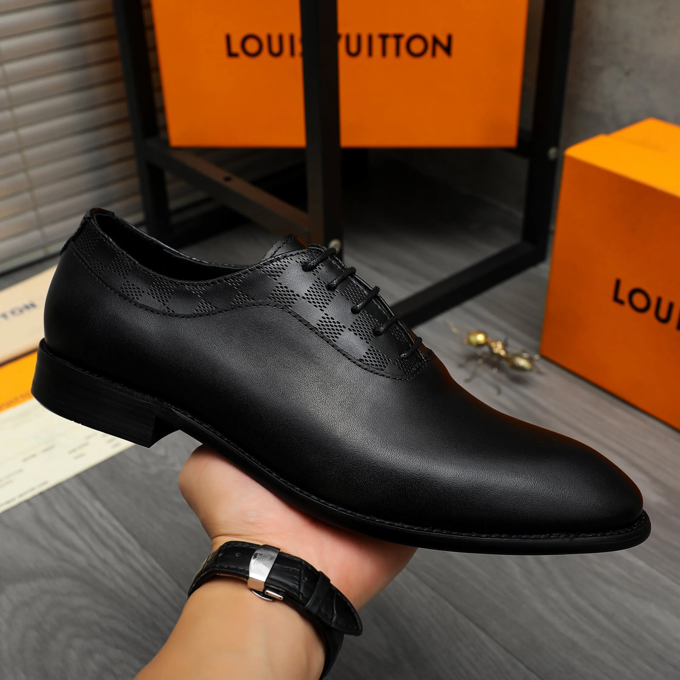 Men's shoes 💰p460 Product trademark: LV (Louis Vuitton) business lace-up leather shoes True size: 39-44 Product materials: Selected high-quality cowhide stitching classic embossed upper, cowhide lining, original rubber outsole